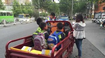 河南一小学禁止骑三轮接孩子