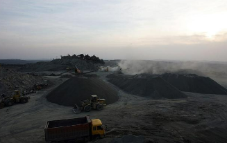 内蒙古一露天煤矿坍塌