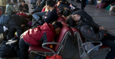 泰山站候车乘客集体呼呼大睡，冲上了热搜