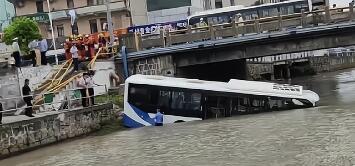 上海公交车坠河瞬间画面曝光（上海一辆公交车坠入河中）