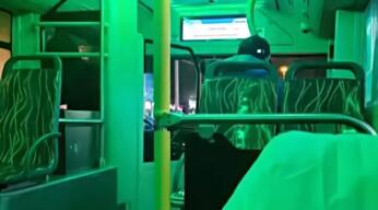 上海回应公交车深夜冒绿光，上海对公交车深夜发出的绿光做出了回应