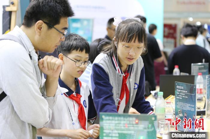 上海探索“三导师制”孵化青少年创新创业项目 科技成果集中亮相