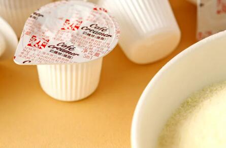奶精球是什么东西（奶精球是咖啡伴侣，它含有大量的反式脂肪酸添加剂）