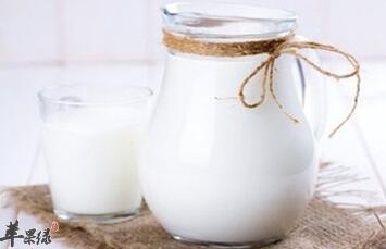 全脂牛奶有什么特点（脂肪含量高、营养丰富、口感醇厚、增加饱腹感）